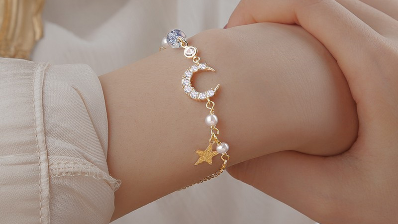 Chọn lắc tay phù hợp cho nữ